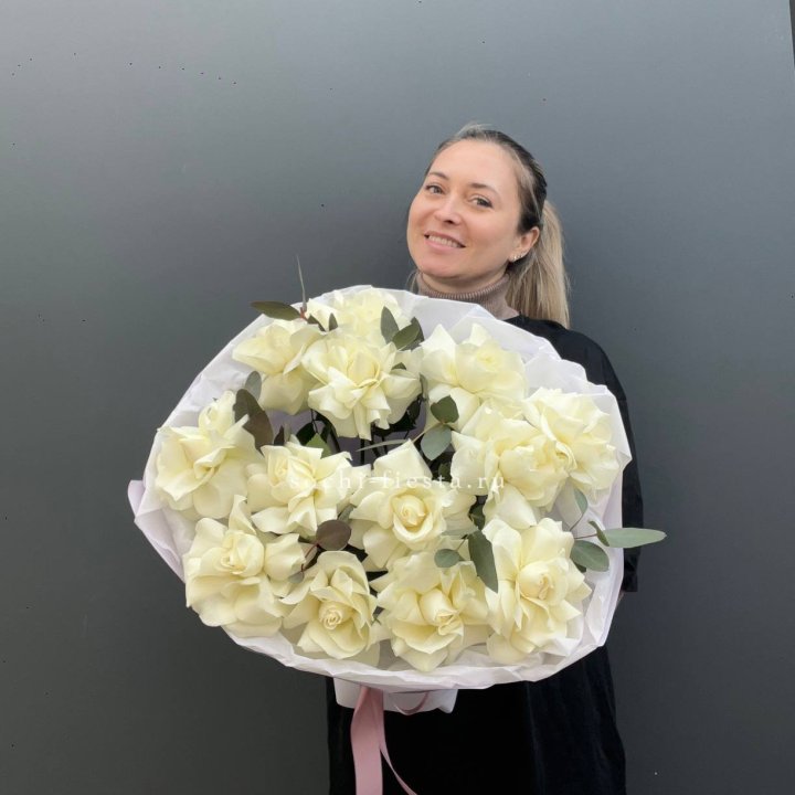 13 Белых французских роз Облако в Таганроге
