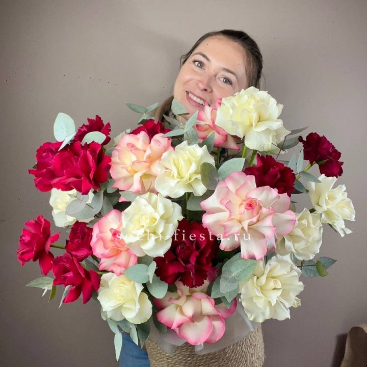 35 французских роз микс в джутовом боксе в Таганроге