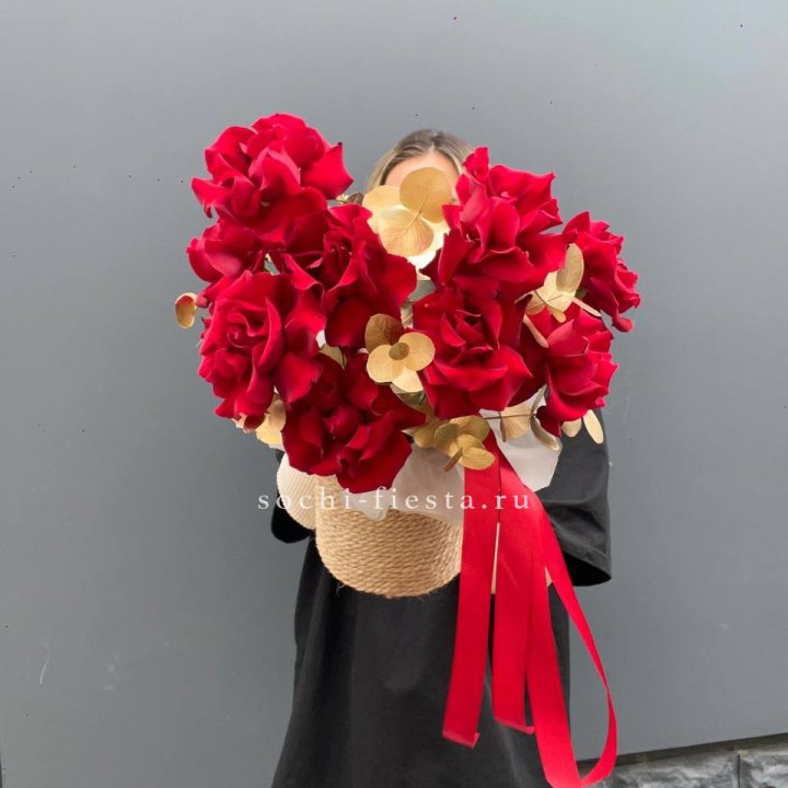 Красные французские розы в джутовом кашпо в Таганроге