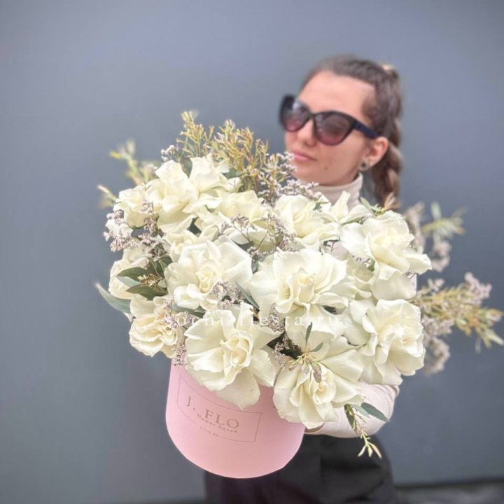 17 Французских белых роз в коробке Афина в Таганроге