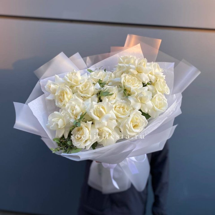 Пышный букет из белых роз в Таганроге