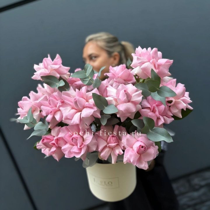 17 Розовых французских роз в боксе в Таганроге