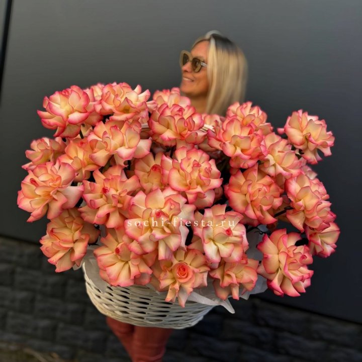 45 французских роз Джумилия в корзине в Таганроге