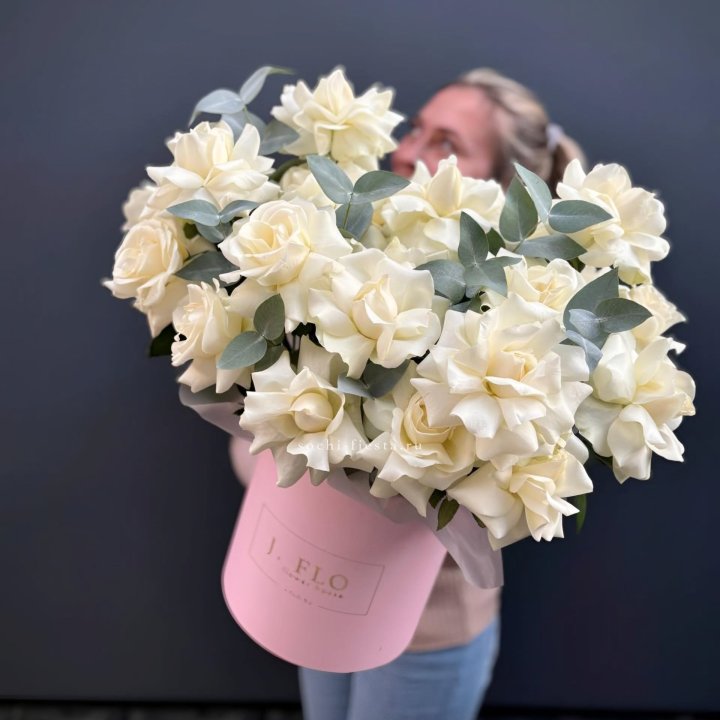 25 Французских белых роз в боксе в Таганроге