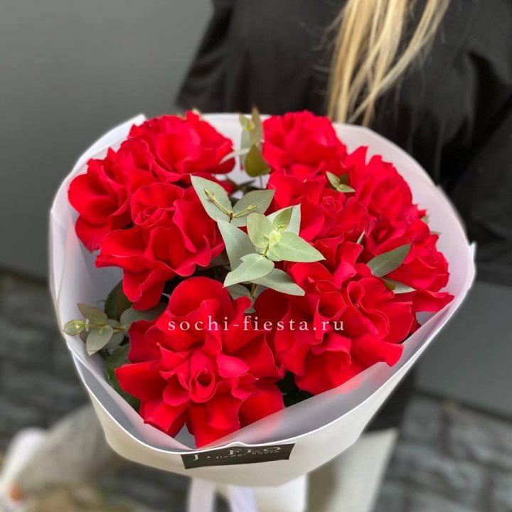 9 Красных французских роз в Таганроге
