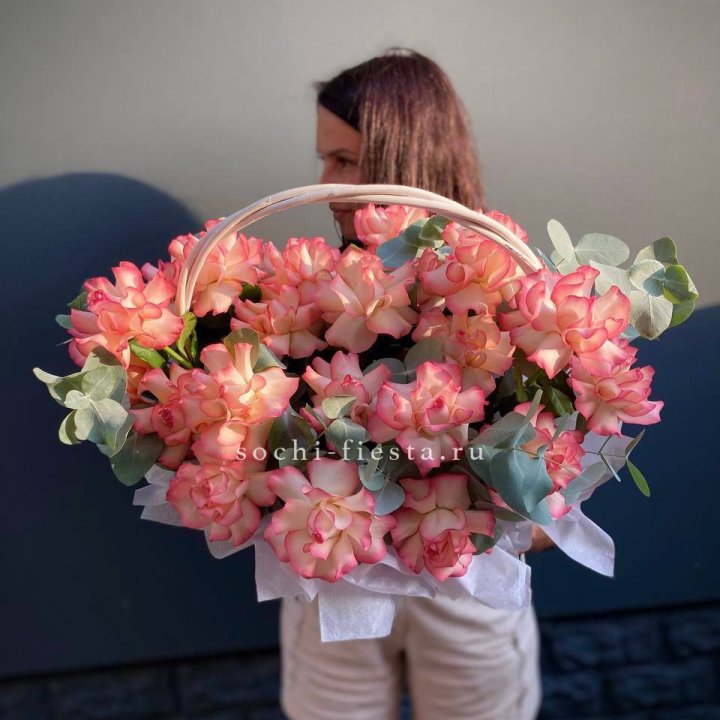 25 Французских роз Джумилия в корзине в Таганроге