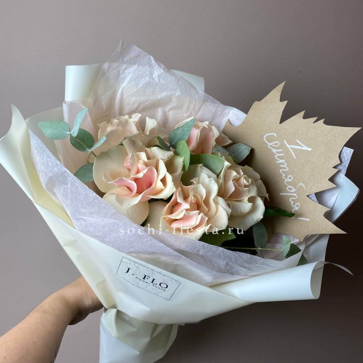 Букет кремовых роз к дню знаний в Таганроге