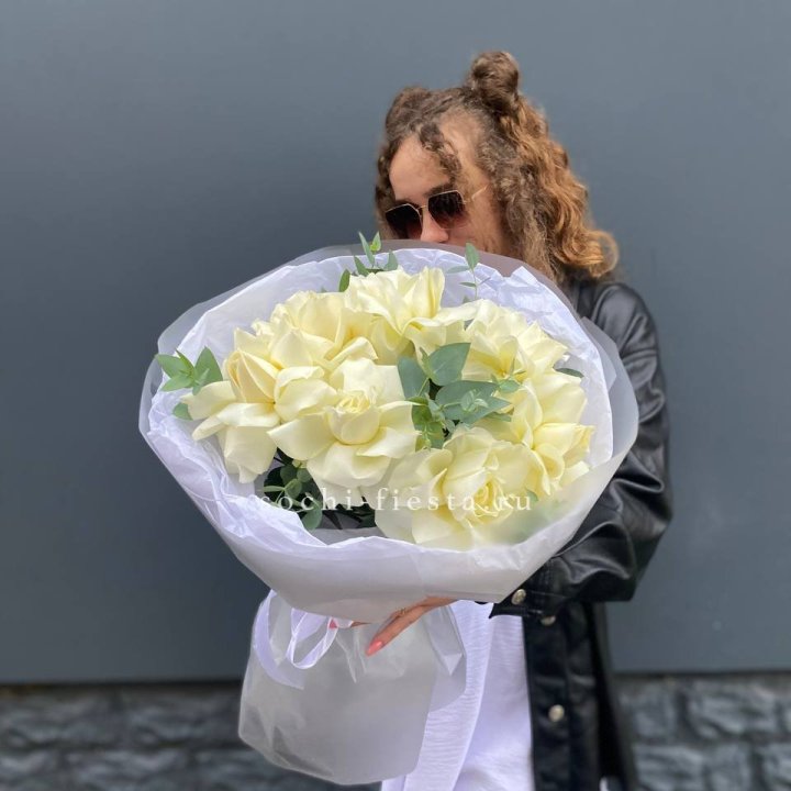 7 Белых французских роз  в Таганроге