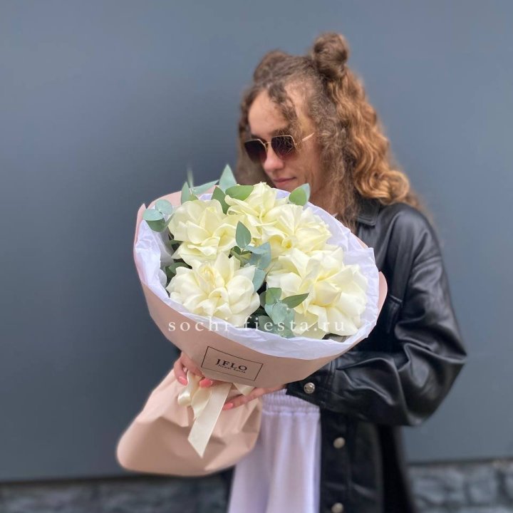 5 Белых французских роз в Таганроге