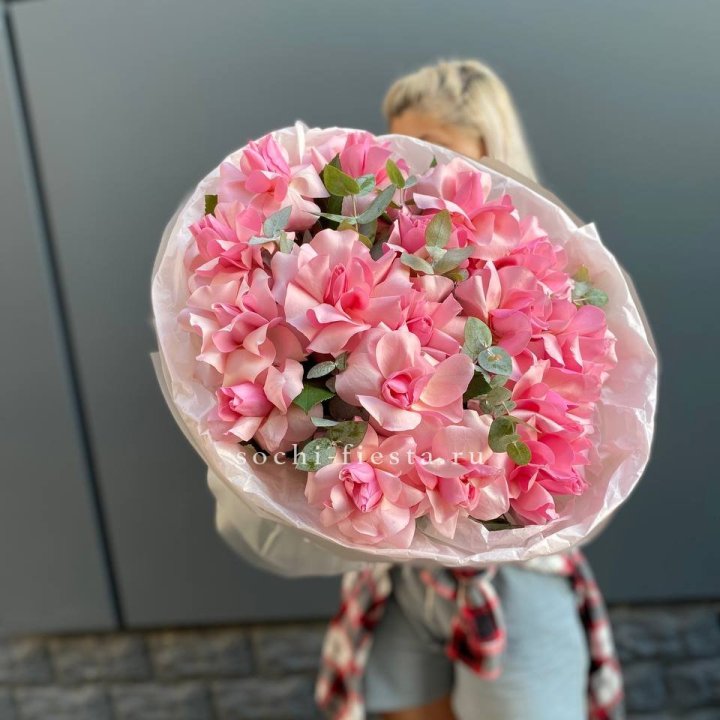 17 розовых роз в Таганроге