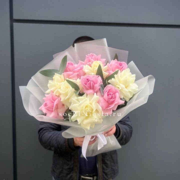 11 бело-розовых роз в Таганроге