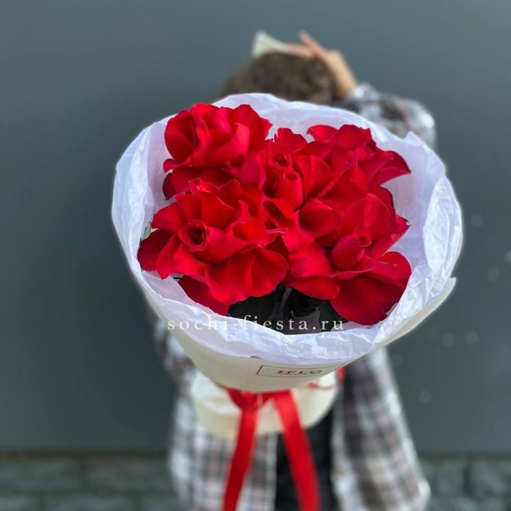 5 французских красных роз в Таганроге