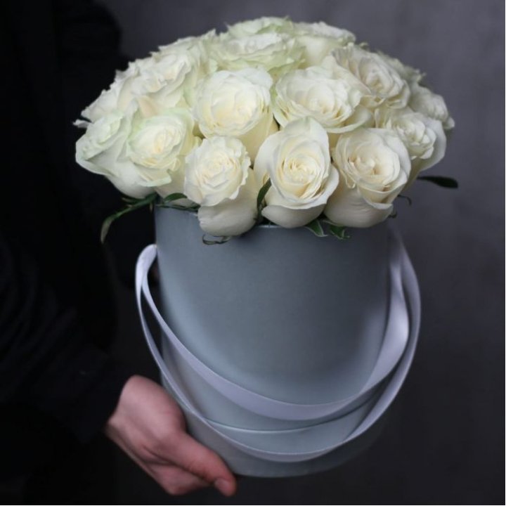 15 белых роз в цилиндре в Таганроге