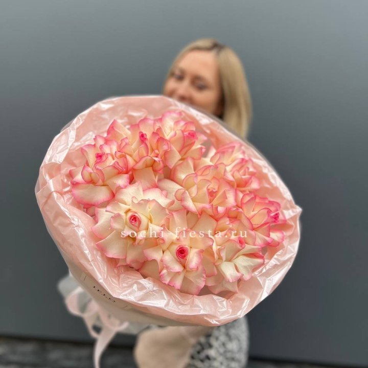 9 французских роз Джумилия в нежном оформлении в Таганроге