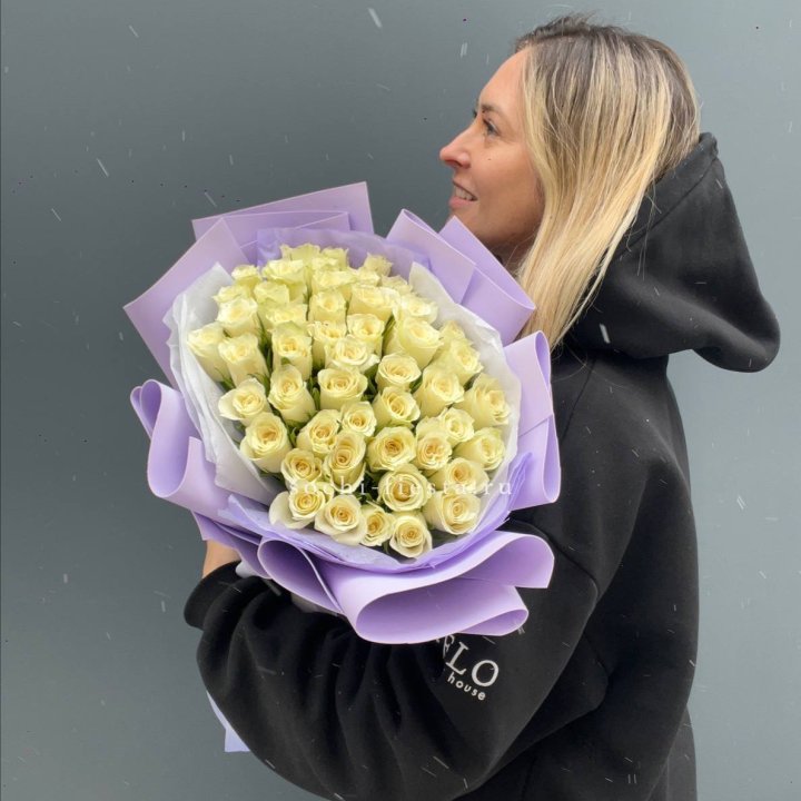 51 белая кенийская роза в оформлении в Таганроге