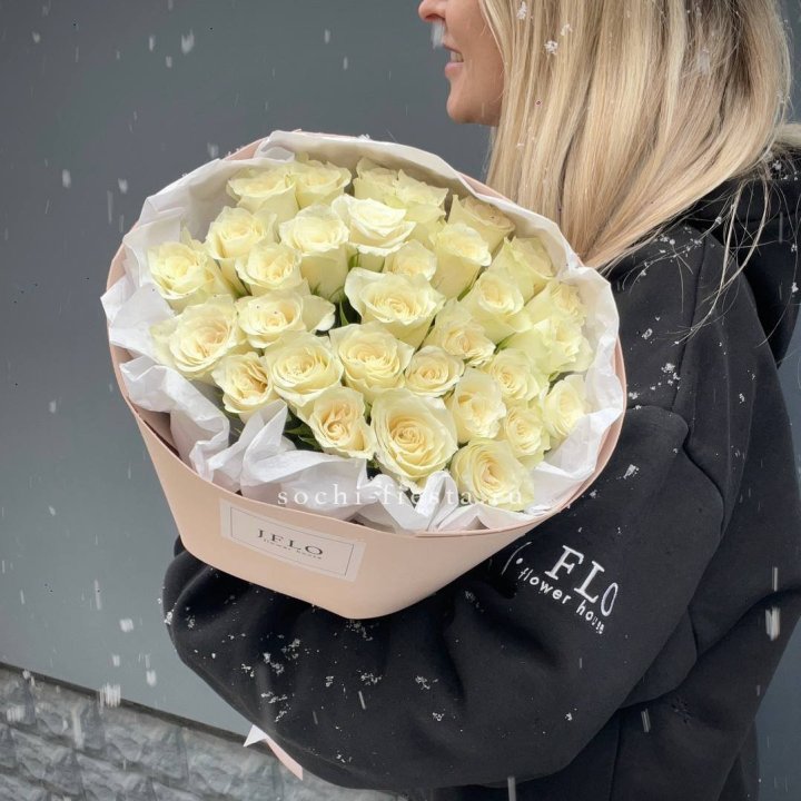 31 белая роза в оформлении в Таганроге