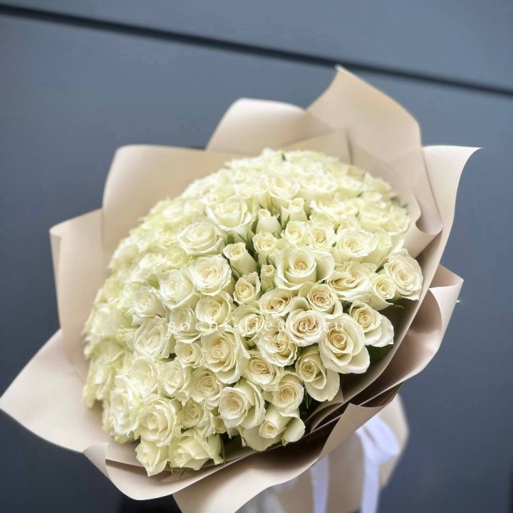 101 белая роза Атена в Таганроге