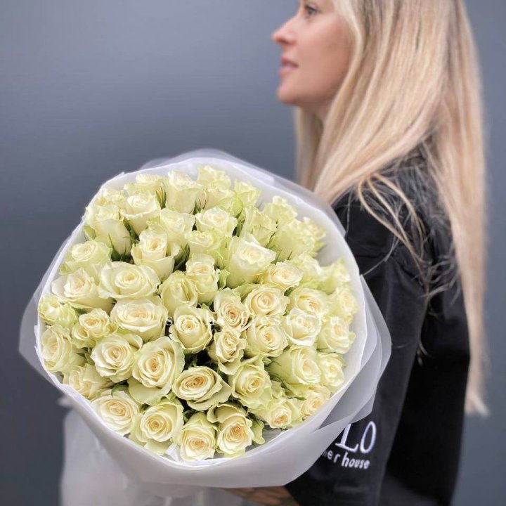 Воздушный букет из 51 белой кенийской розы в Таганроге