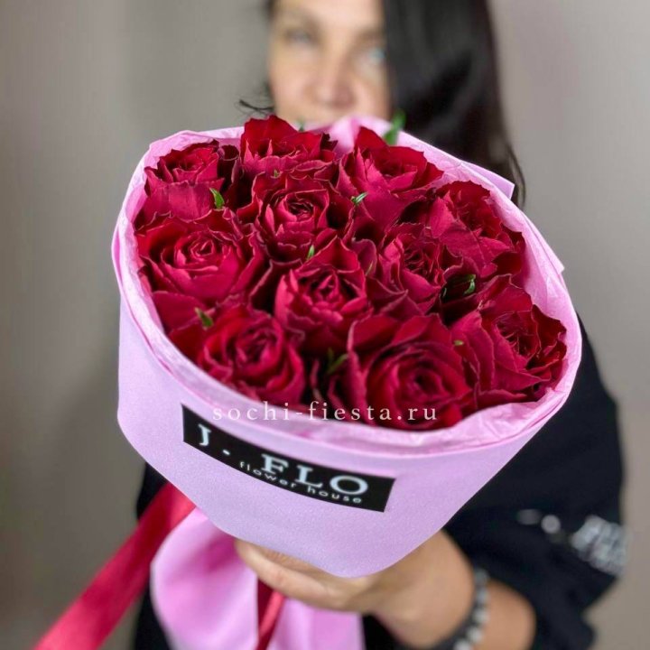 11 красных роз мадам ред в Таганроге