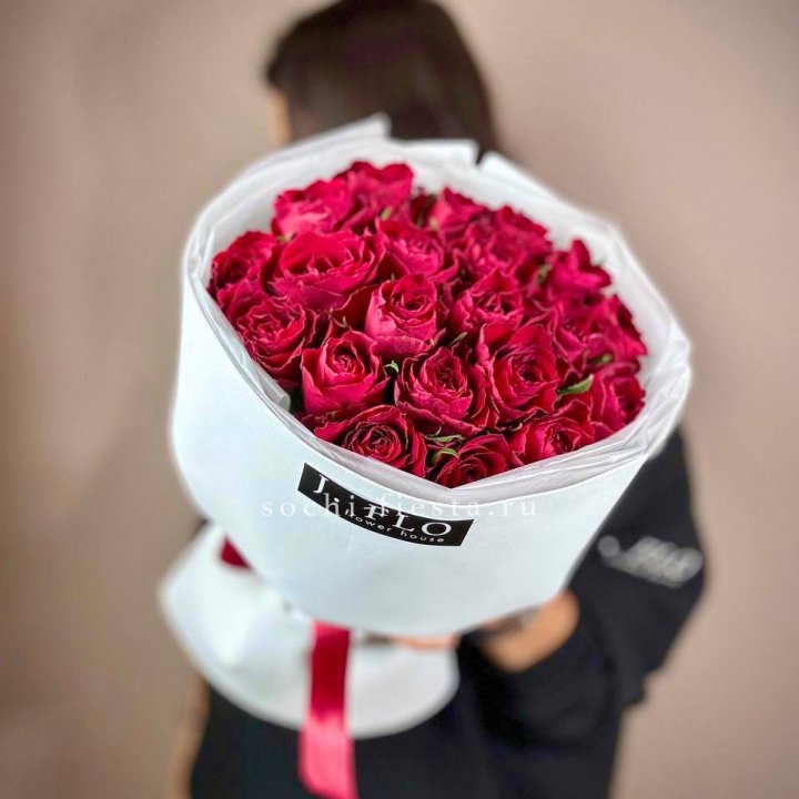 Букет красных роз мадам ред в Таганроге