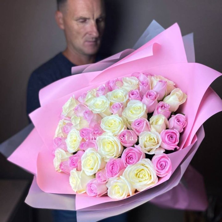 51 белых и розовых роз в Таганроге
