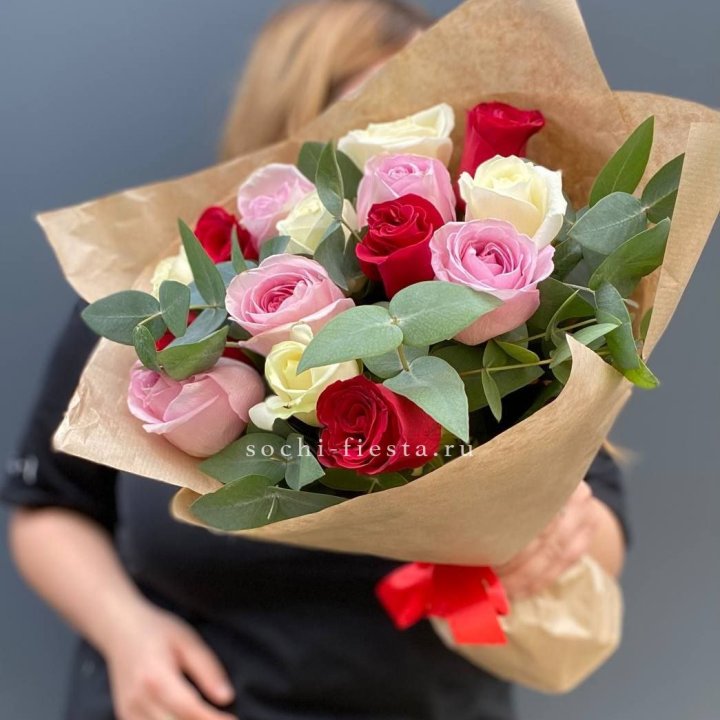 Букет из 15 роз с эвкалиптом в Таганроге