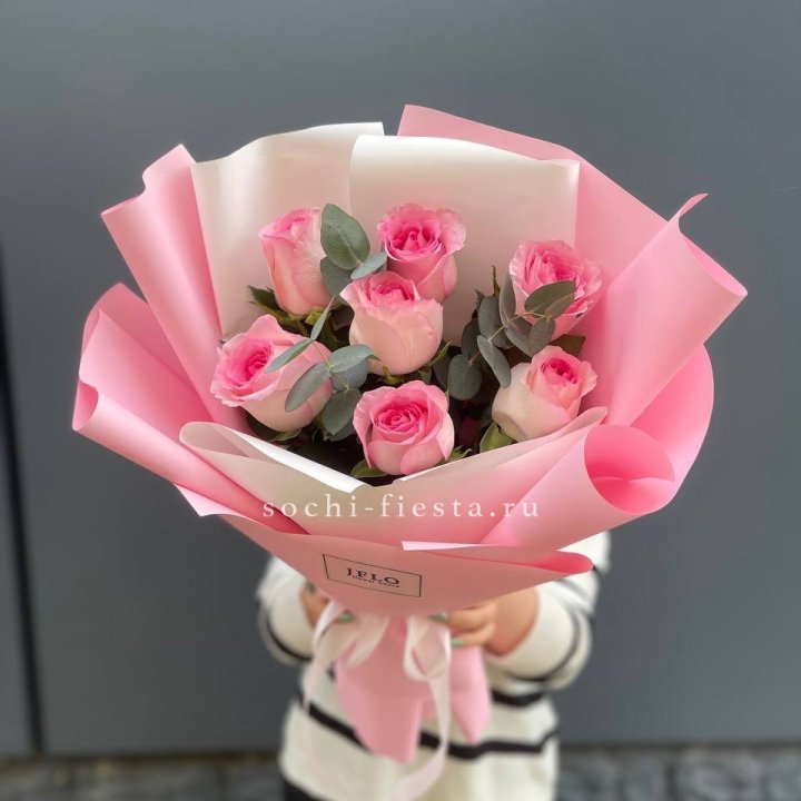 7 роз с эвкалиптом в Таганроге