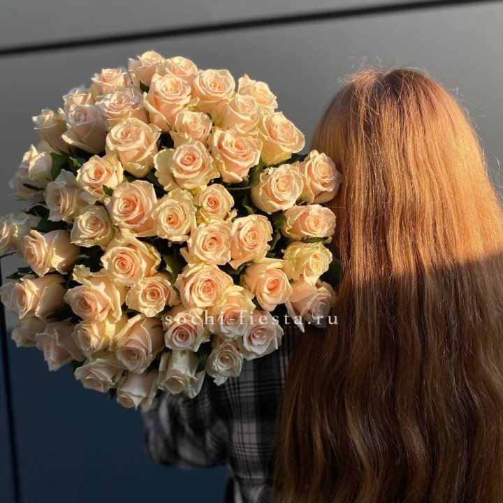 Охапка кремовых роз в Таганроге