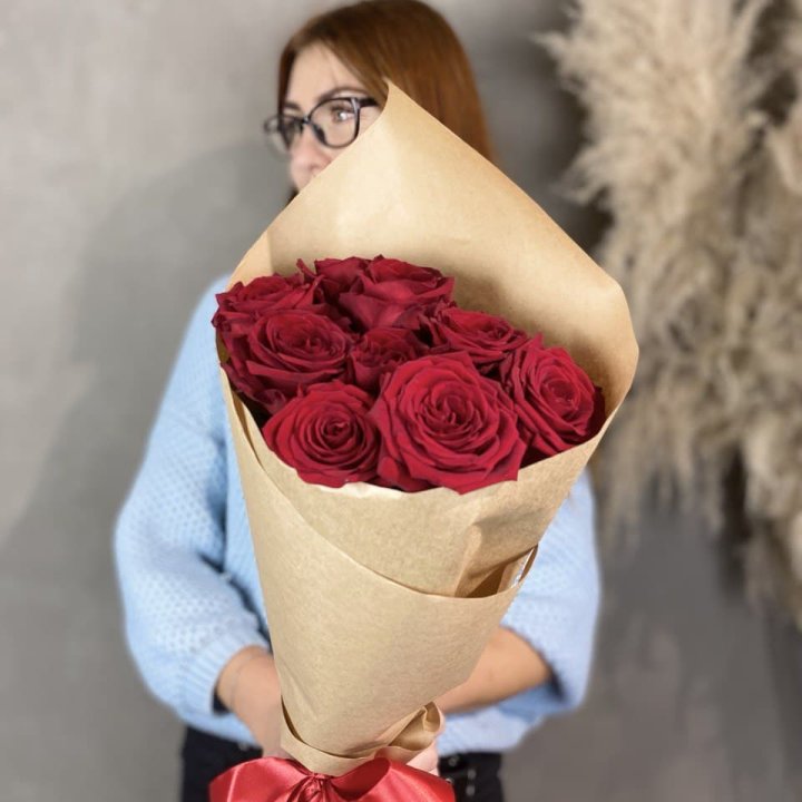 9 красных роз в крафте в Таганроге