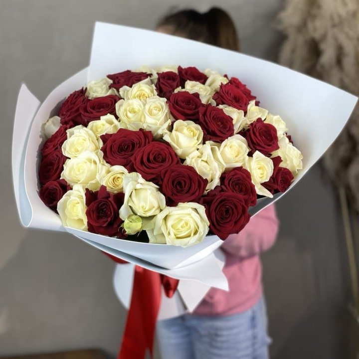 51 красная и белая роза в Таганроге