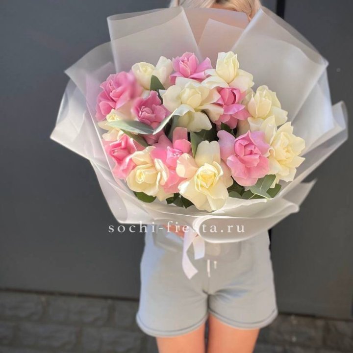 15 бело-розовых роз в Таганроге