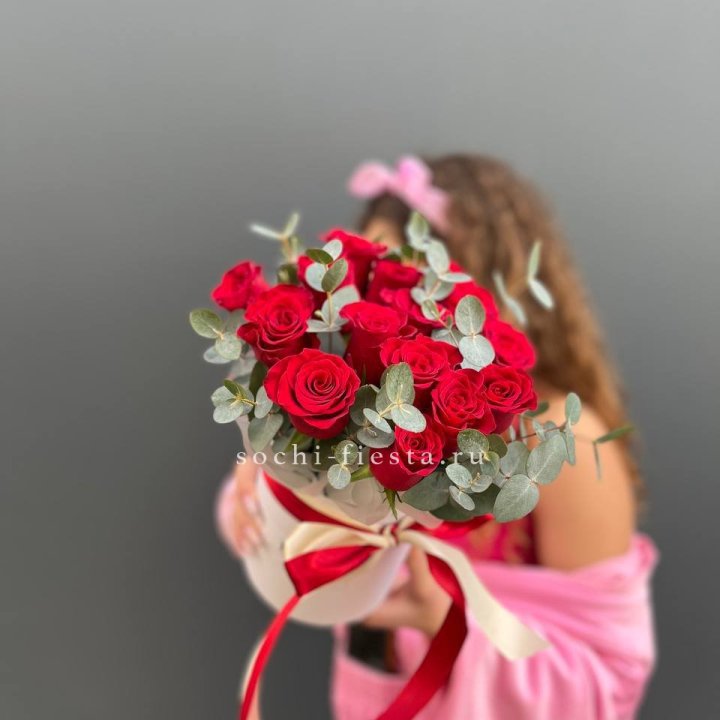 15 Красных роз в боксе №2 в Таганроге