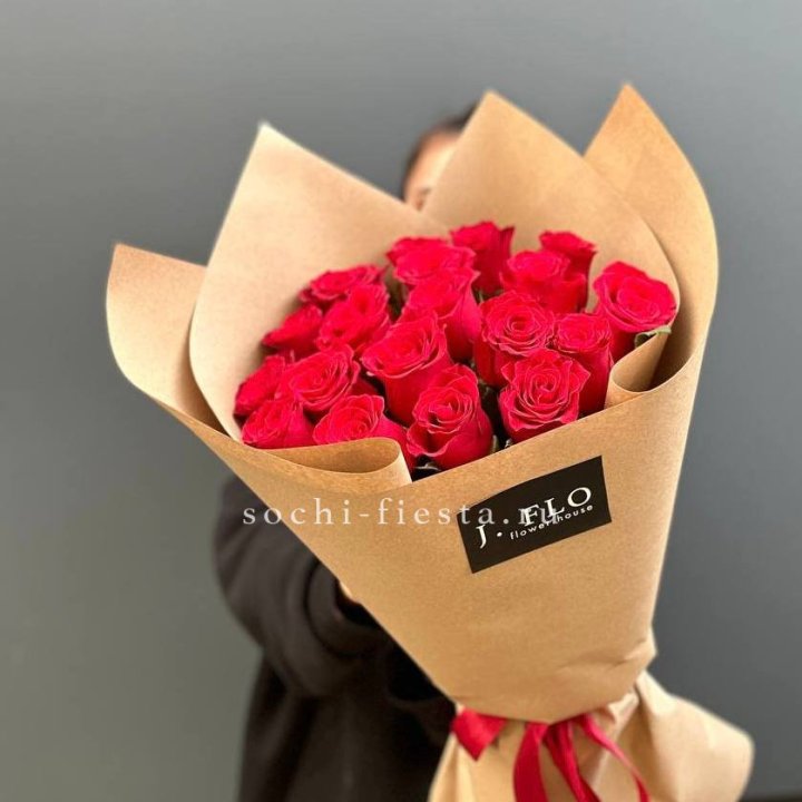 19 красных роз в крафте в Таганроге