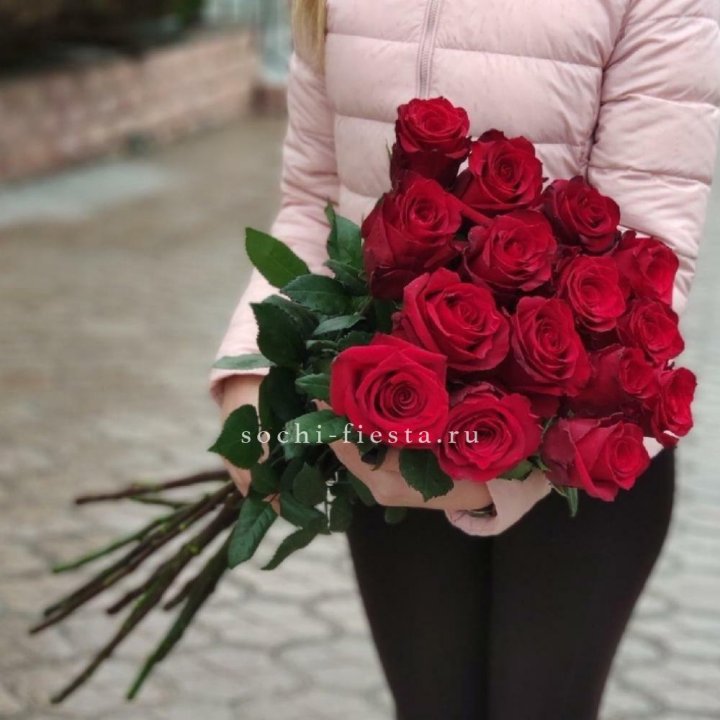 15 высоких красных роз в Таганроге