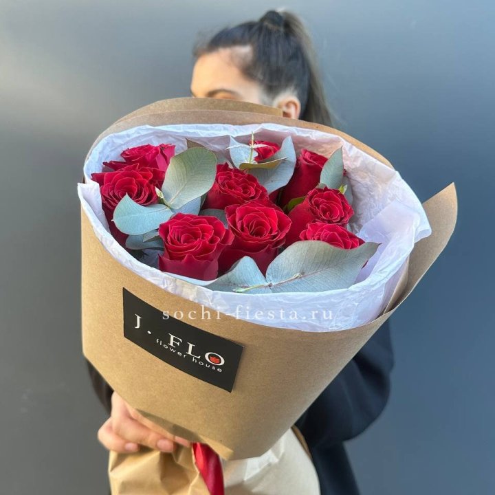 9 роз с эвкалиптом в Таганроге