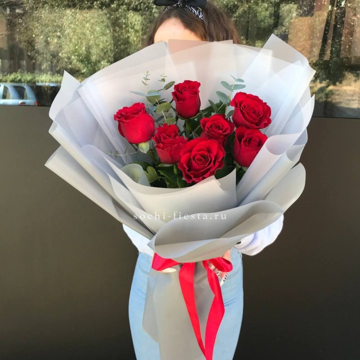 7 красных роз с эвкалиптом  в Таганроге