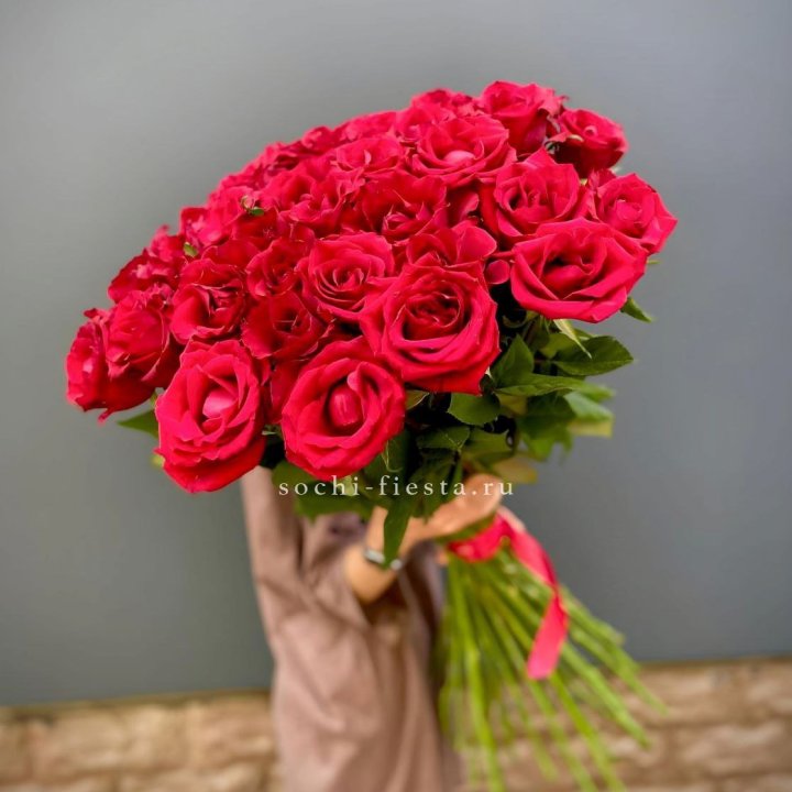 51 высокая красная роза в Таганроге