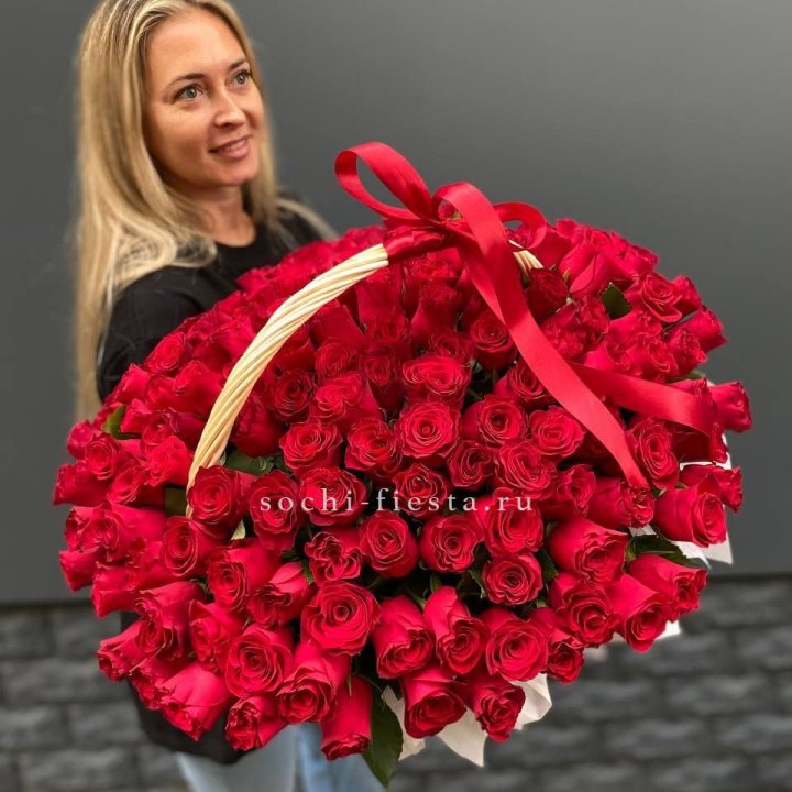 151 красная  роза в корзине в Таганроге