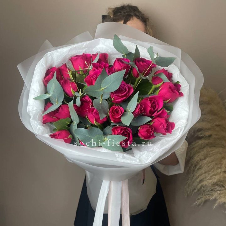 25 малиновых роз с эвкалиптом в Таганроге