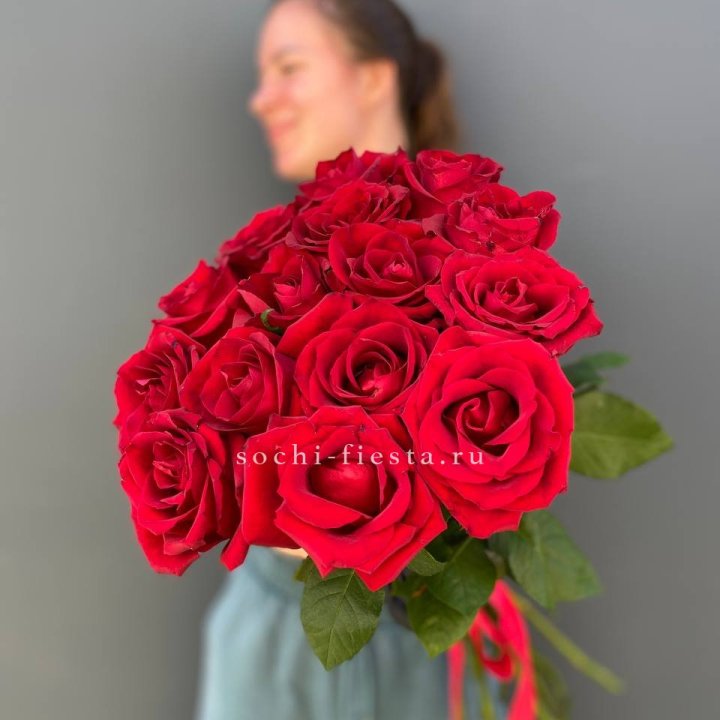 15 красных роз под ленту в Таганроге