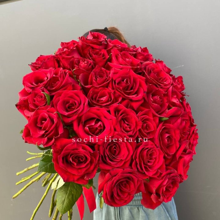35 красных роз под ленту в Таганроге