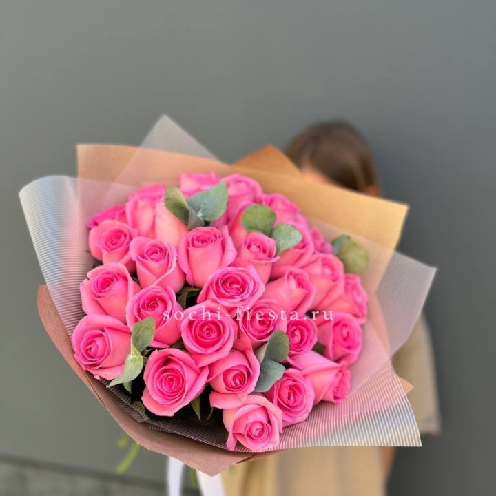 31 розовая роза с эвкалиптом в Таганроге