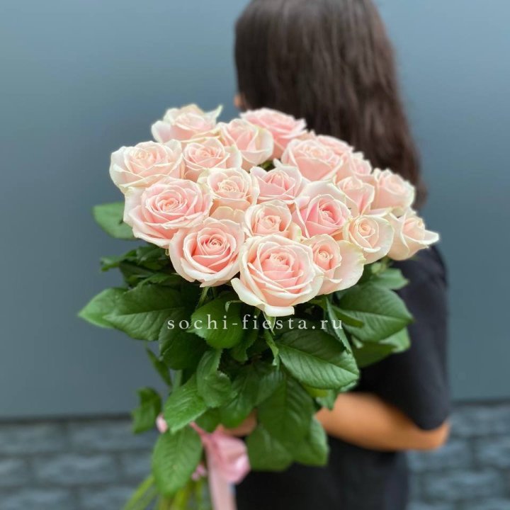 Высокие розовые розы в Таганроге