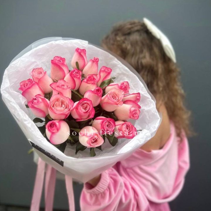 21 розовые розы Венди  в оформлении в Таганроге