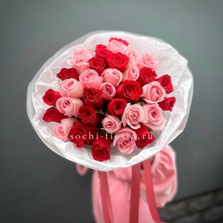 Букет красных и розовых 35 роз в Таганроге
