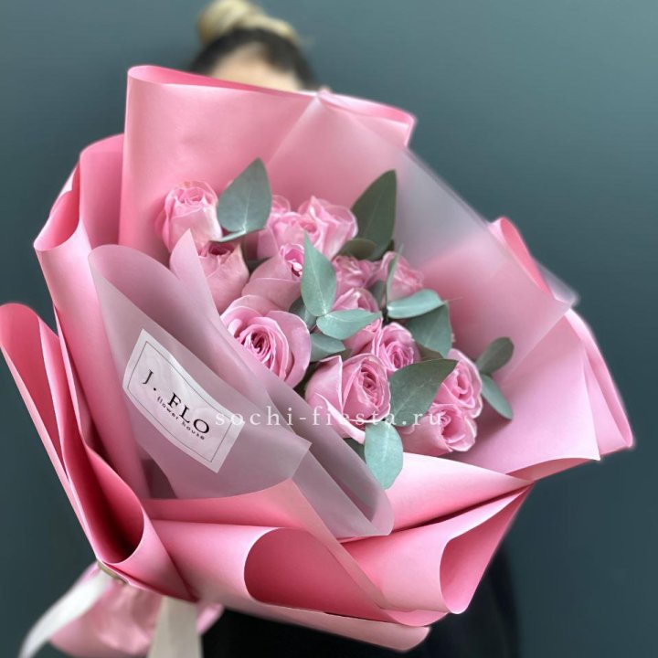 15 Розовых роз с эвкалиптом в Таганроге