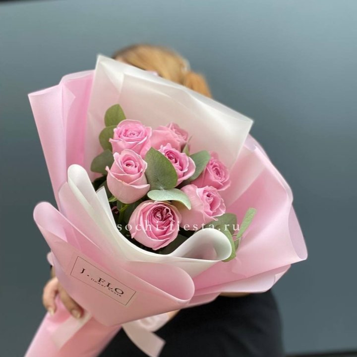 7 розовых роз с эвкалиптом в Таганроге