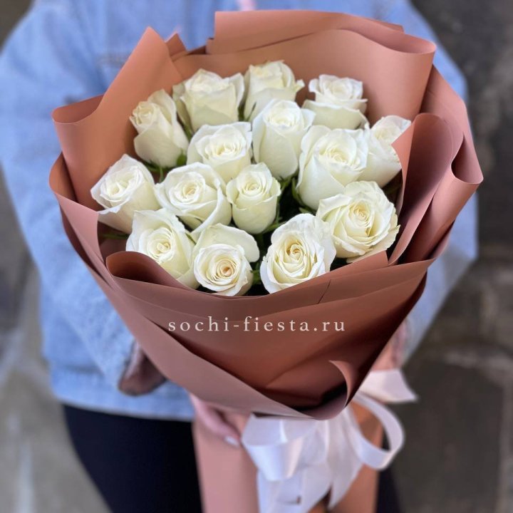 15 белых роз сиена в Таганроге