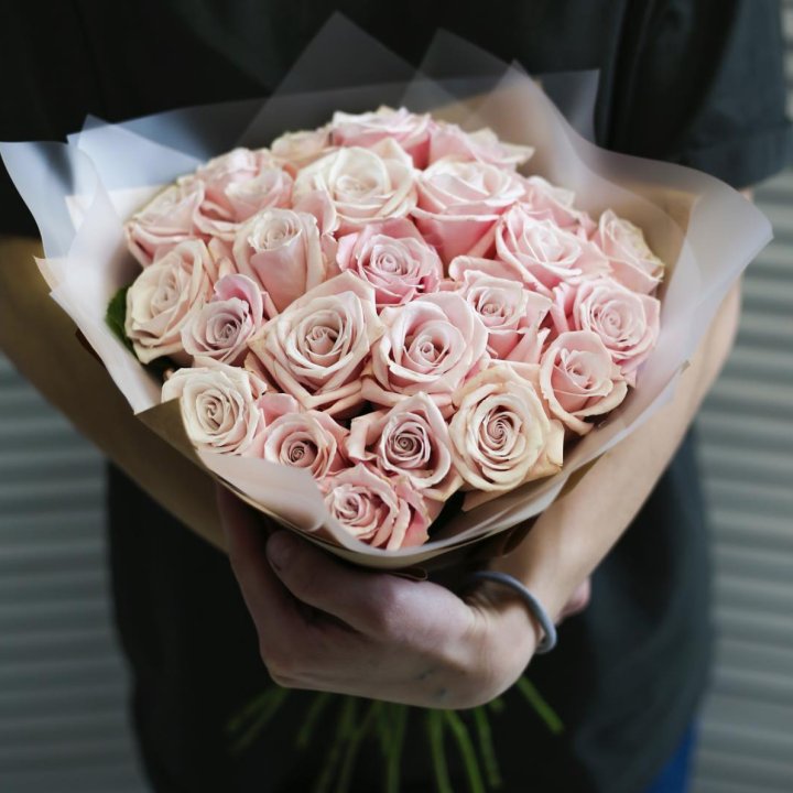 27 кремовых роз в Таганроге