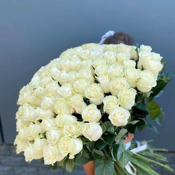 101 белая высокая роза в Таганроге